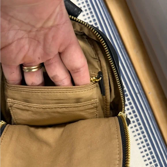 Quince Italian Leather Sling Pack - Picture 12 of 15